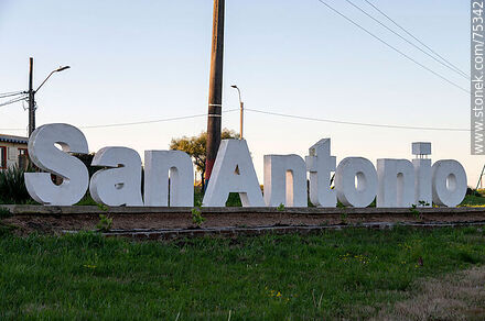 Letrero en la entrada de San Antonio - Departamento de Canelones - URUGUAY. Foto No. 75342