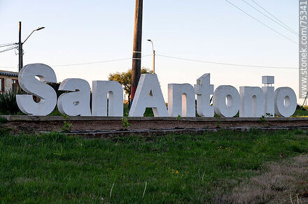Letrero en la entrada de San Antonio - Departamento de Canelones - URUGUAY. Foto No. 75341