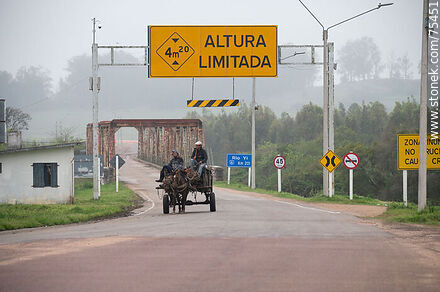 Puente en Ruta 6 sobre el río Yí. Carro con caballo - Departamento de Durazno - URUGUAY. Foto No. 75451