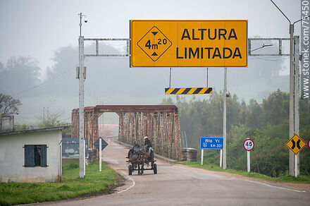 Puente en Ruta 6 sobre el río Yí. Carro con caballo - Departamento de Durazno - URUGUAY. Foto No. 75450