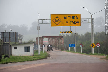 Puente en Ruta 6 sobre el río Yí. Carro con caballo - Departamento de Durazno - URUGUAY. Foto No. 75449