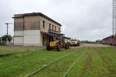 Antigua estación de trenes de Sarandí del Yí. Maquinaria de Vialidad - Departamento de Durazno - URUGUAY. Foto No. 75441