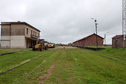 Antigua estación de trenes de Sarandí del Yí. Maquinaria de Vialidad - Departamento de Durazno - URUGUAY. Foto No. 75438