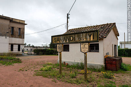 Antigua estación de trenes de Sarandí del Yí. Cartel de la estación - Departamento de Durazno - URUGUAY. Foto No. 75430