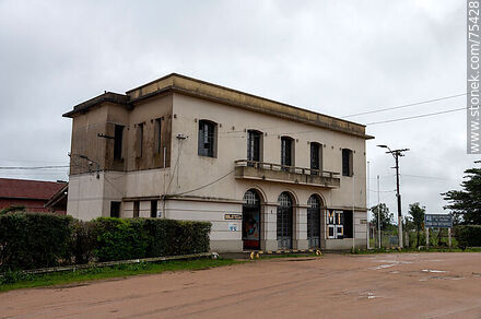 Estación de trenes devenida en biblioteca - Departamento de Durazno - URUGUAY. Foto No. 75428