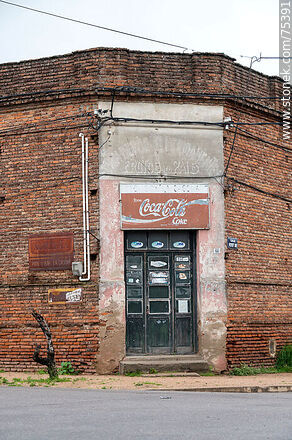 Old provision and bar La Casona former Gran Depósito Permanente Frutos del País - Durazno - URUGUAY. Photo #75391