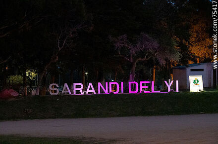 Letrero de Sarandí del Yí iluminado en la noche - Departamento de Durazno - URUGUAY. Foto No. 75417