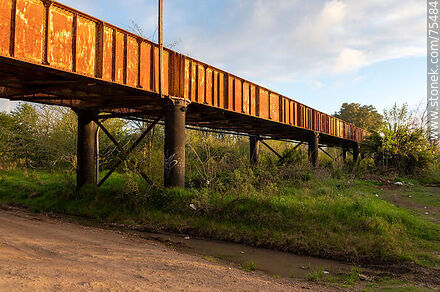 Antiguo puente ferroviario sobre el camino Río Viejo en el límite de Florida con Canelones próximo a San Ramón - Departamento de Canelones - URUGUAY. Foto No. 75484