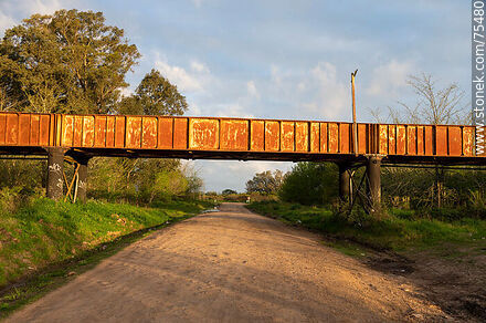 Antiguo puente ferroviario sobre el camino Río Viejo en el límite de Florida con Canelones próximo a San Ramón - Departamento de Canelones - URUGUAY. Foto No. 75480
