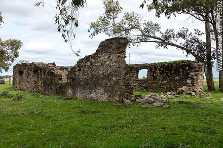 Ruins at the bottom of what used to be the Reboledo Club - Department of Florida - URUGUAY. Photo #75502
