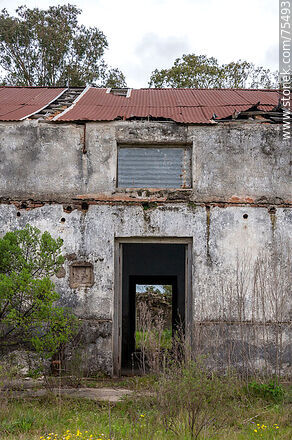 Ruinas de lo que fue el Club Social y Atlético Reboledo próximo a la antigua estación de trenes - Departamento de Florida - URUGUAY. Foto No. 75493