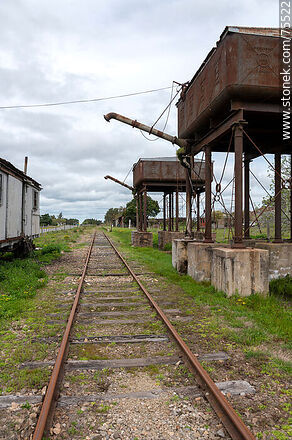 Antigua estación de trenes Reboledo. Depósitos para agua de hierro con surtidor - Departamento de Florida - URUGUAY. Foto No. 75522
