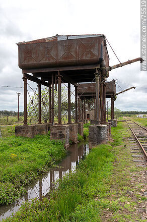 Antigua estación de trenes Reboledo. Depósitos para agua de hierro con surtidor - Departamento de Florida - URUGUAY. Foto No. 75519