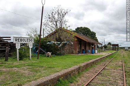 Antigua estación de trenes Reboledo. Andén - Departamento de Florida - URUGUAY. Foto No. 75510