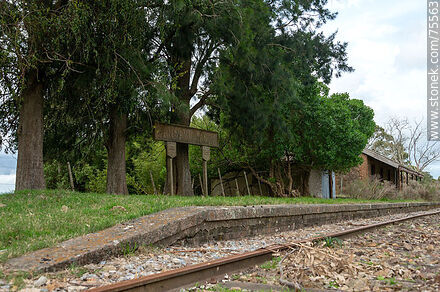 Antigua estación de trenes Mansavillagra. Andén de la estación - Departamento de Florida - URUGUAY. Foto No. 75563