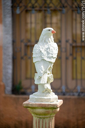 Estatua de un ave sobre una columna pedestal - Departamento de Florida - URUGUAY. Foto No. 75721