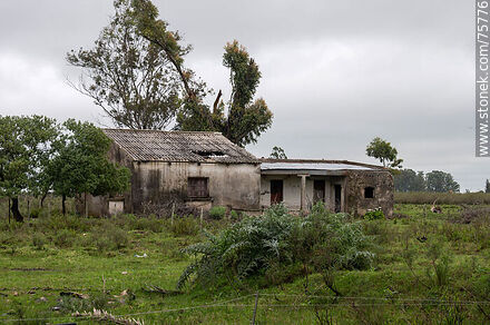 Ruinas de casas próximas a la antigua estación de trenes Elías Regules - Departamento de Durazno - URUGUAY. Foto No. 75776