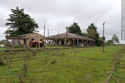 Antigua estación de trenes Elías Regules. Vías sin trenes por décadas - Departamento de Durazno - URUGUAY. Foto No. 75756