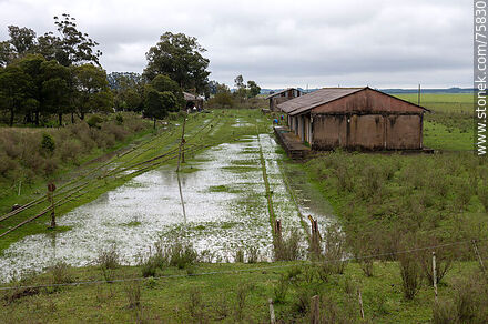 Vias inundadas de agua de lluvia. Galpones de carga de la estación de trenes Puntas de Herrera - Departamento de Durazno - URUGUAY. Foto No. 75830
