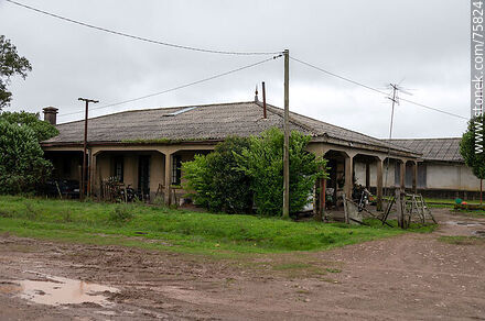 Antigua estación de trenes Puntas de Herrera - Departamento de Durazno - URUGUAY. Foto No. 75824