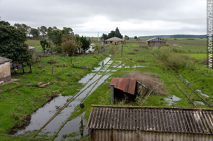 Antigua estación Chileno de ferrocarril. Las vías inundadas - Departamento de Durazno - URUGUAY. Foto No. 75841