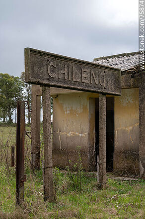Antigua estación Chileno de ferrocarril. Cartel de la estación - Departamento de Durazno - URUGUAY. Foto No. 75874