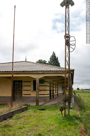 Antigua estación Chileno de ferrocarril. Columna de señales - Departamento de Durazno - URUGUAY. Foto No. 75871