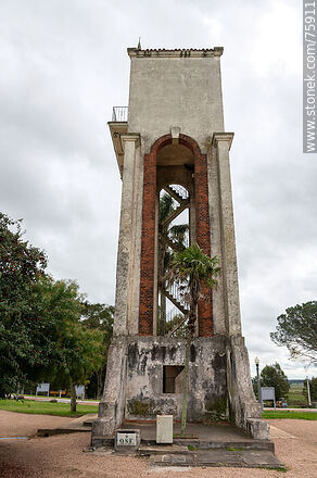 Torre del tanque de OSE - Departamento de Florida - URUGUAY. Foto No. 75911