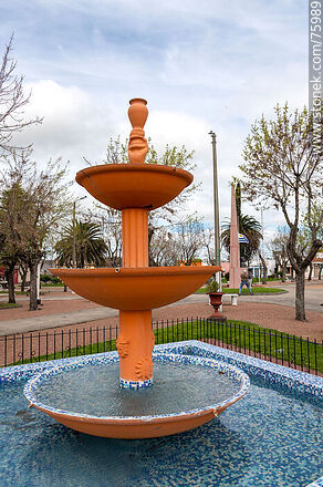 Casupá Square. Fountain and obelisk - Department of Florida - URUGUAY. Photo #75989