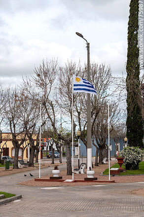 Plaza de Casupá. Bandera uruguaya - Departamento de Florida - URUGUAY. Foto No. 75987