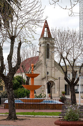 Plaza de Casupá. Fuente e iglesia Ma. Auxiliadora - Departamento de Florida - URUGUAY. Foto No. 75922