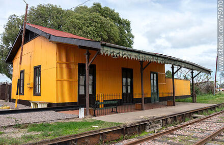 Estación de ferrocarril de Casupá. En la actualidad (2021) es la Casa de la Cultura. Andén de la estación - Departamento de Florida - URUGUAY. Foto No. 75970