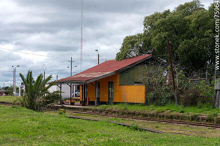 Estación de ferrocarril de Casupá. Andén de la estación - Departamento de Florida - URUGUAY. Foto No. 75964