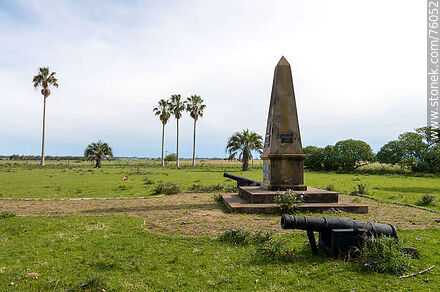 Lugar donde ocurrió la Batalla de Sarandí el 12 de octubre de 1825. Obelisco conmemorativo - Departamento de Florida - URUGUAY. Foto No. 76052