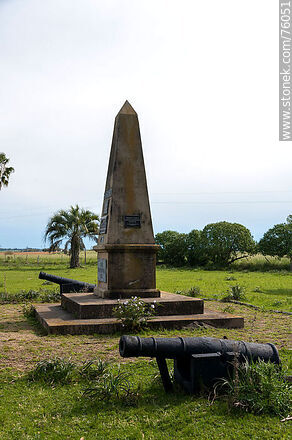 Lugar donde ocurrió la Batalla de Sarandí el 12 de octubre de 1825. Obelisco conmemorativo - Departamento de Florida - URUGUAY. Foto No. 76051