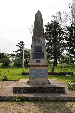 Lugar donde ocurrió la Batalla de Sarandí el 12 de octubre de 1825. Obelisco conmemorativo - Departamento de Florida - URUGUAY. Foto No. 76050