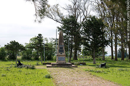 Lugar donde ocurrió la Batalla de Sarandí el 12 de octubre de 1825. Obelisco conmemorativo - Departamento de Florida - URUGUAY. Foto No. 76040