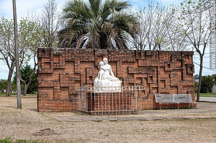 Estatua de madre e hijo en la plazoleta Paul Harris - Departamento de Florida - URUGUAY. Foto No. 76028