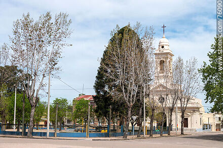 Plaza de Deportes y la Parroquia Nuestra Señora del Pilar - Departamento de Florida - URUGUAY. Foto No. 76090