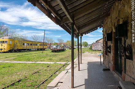 Estación de ferrocarril de Sarandí Grande. Andén de la estación - Departamento de Florida - URUGUAY. Foto No. 76080