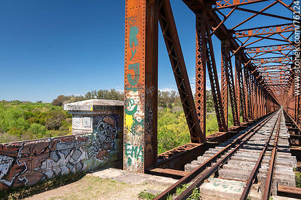 Puente ferroviario de hierro reticulado sobre el río Yí (2021) - Departamento de Durazno - URUGUAY. Foto No. 76124