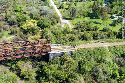 Vista aérea del puente ferroviario que cruza el río Yí desde Santa Bernardina a Durazno capital - Departamento de Durazno - URUGUAY. Foto No. 76187