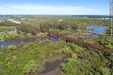 Vista aérea del puente ferroviario y el Puente Viejo sobre el río Yí - Departamento de Durazno - URUGUAY. Foto No. 76179