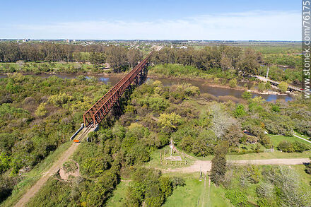 Vista aérea del puente ferroviario que cruza el río Yí desde Santa Bernardina a Durazno capital - Departamento de Durazno - URUGUAY. Foto No. 76175