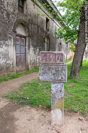 Old mile marker at kilometer 120 - Department of Florida - URUGUAY. Photo #76237