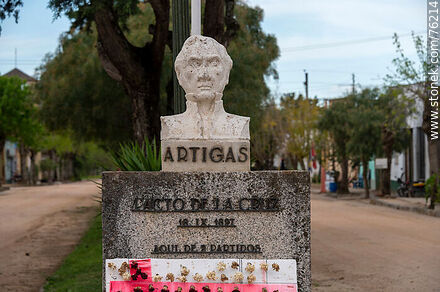 Bust of Artigas where the Pact of La Cruz was signed on September 18, 1897. - Department of Florida - URUGUAY. Photo #76214