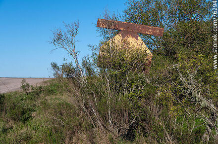 Antiguo y oxidado cartel de aviso de cruce de vias férreas - Departamento de Florida - URUGUAY. Foto No. 76294