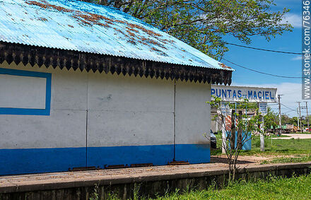 Estación de trenes Puntas de Maciel tapada por paneles blancos y celestes - Departamento de Florida - URUGUAY. Foto No. 76346