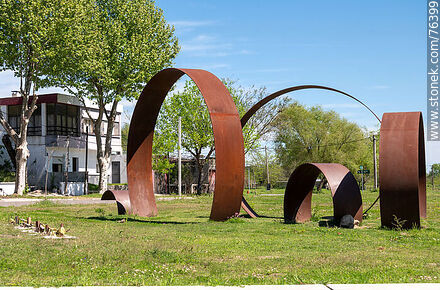 Escultura en forma de anillos circulares de hierro oxidado - Departamento de Durazno - URUGUAY. Foto No. 76399