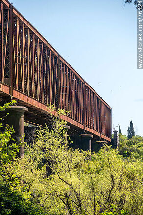 Puente ferroviario sobre la Avenida Churchill y que cruza el río Yí (2021) - Departamento de Durazno - URUGUAY. Foto No. 76424